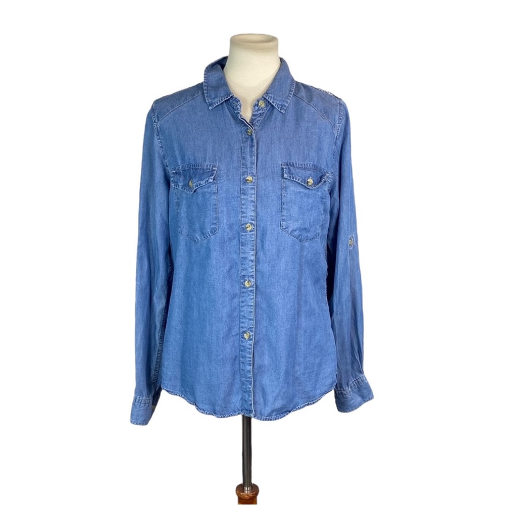 Woman’s Paparazzi lightweight denim button down shirt size M